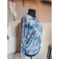 Wzorzysta bluzka Oversize z lejącego materiału - różowe listeczki